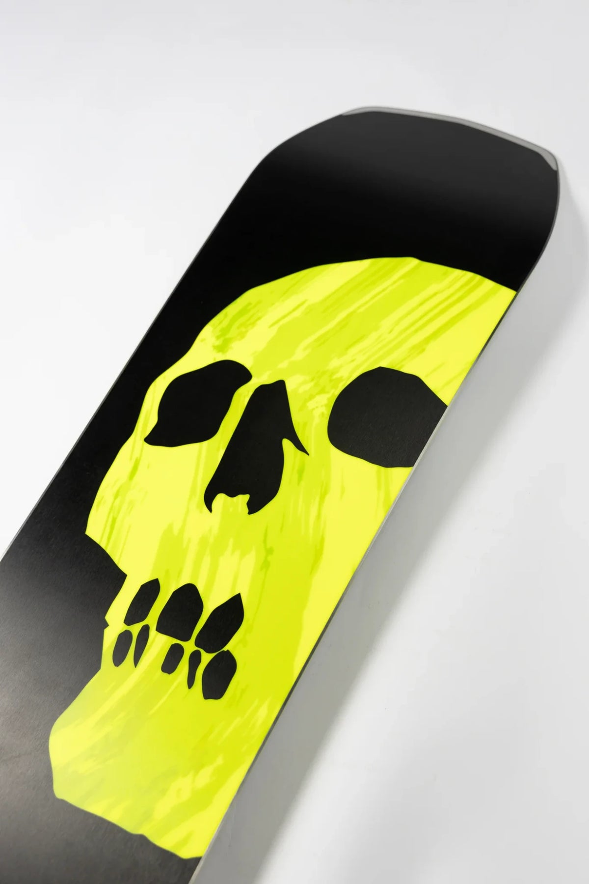 CAPiTA The Black Snowboard of Death – череп на базата отблизо