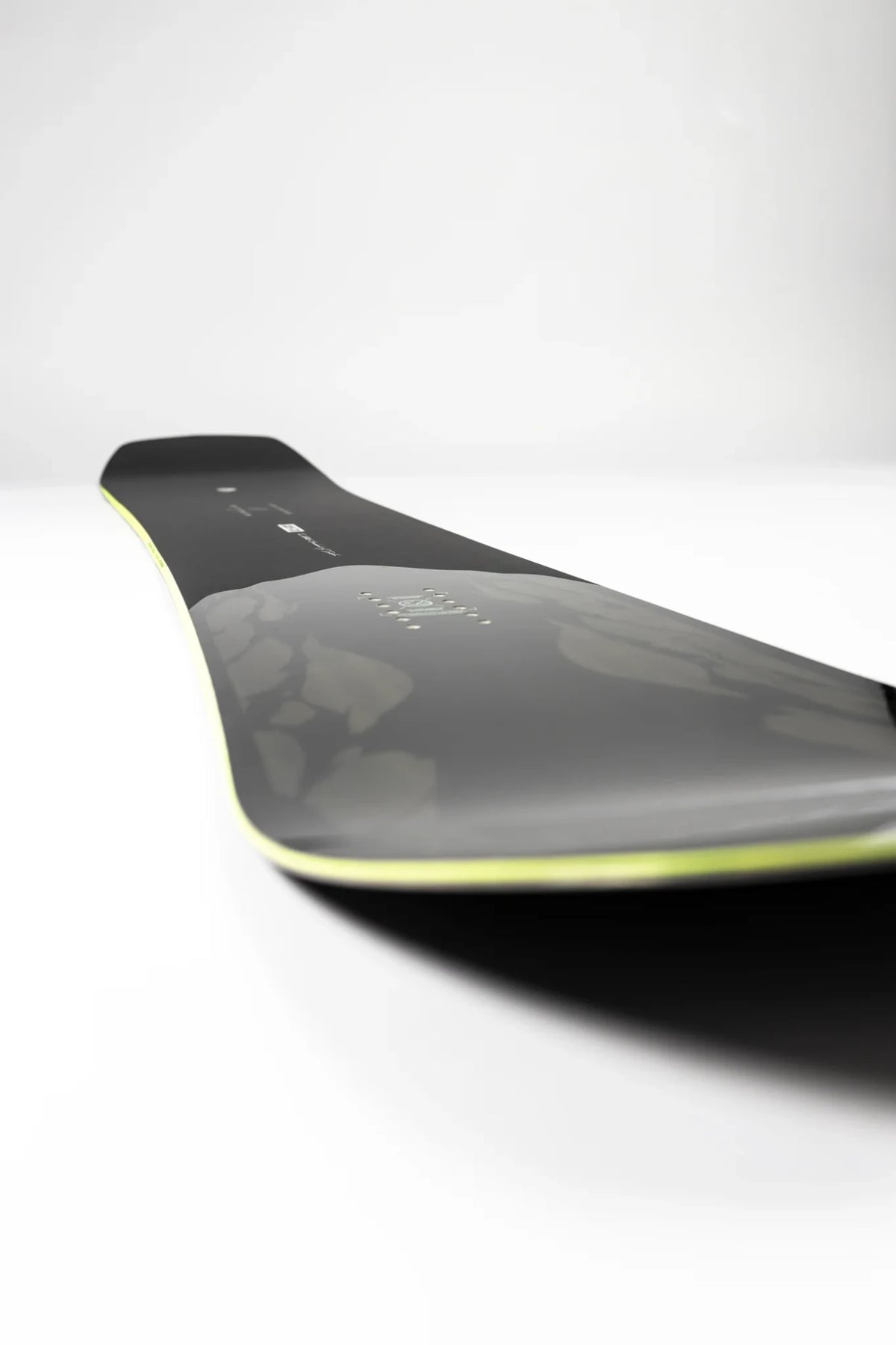 CAPiTA The Black Snowboard of Death – топшийт под ъгъл
